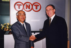 Managing Director of Fujitsu Computers Singapore, Mr Takashi Kondo with Mr Ken McCall, Regional Vice President of TNT Asia