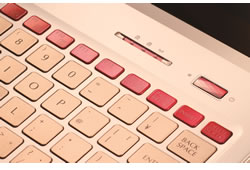 ビジューの電源ボタンとステータスLED かな表記のないキーボードは2色使い