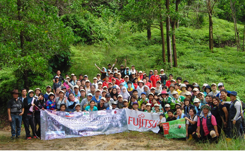 富士通グループの熱帯雨林再生活動への参加者