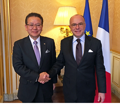 握手する富士通 田中達也代表取締役社長とフランス ベルナール カズヌーヴ首相
