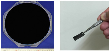 図2 200mmシリコン基板全面に合成した多層カーボンナノチューブ（左）とカーボンナノチューブシート（右）