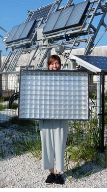 図3(a). 本実証に用いた集光型太陽電池モジュール（住友電気工業（株）製）の外観