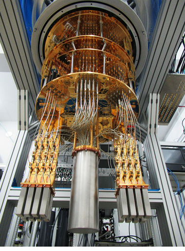 図5 64量子ビット超伝導量子コンピュータ用の希釈冷凍機内の配線